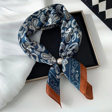 Load image into Gallery viewer, Scarf With Magnetic Clasp